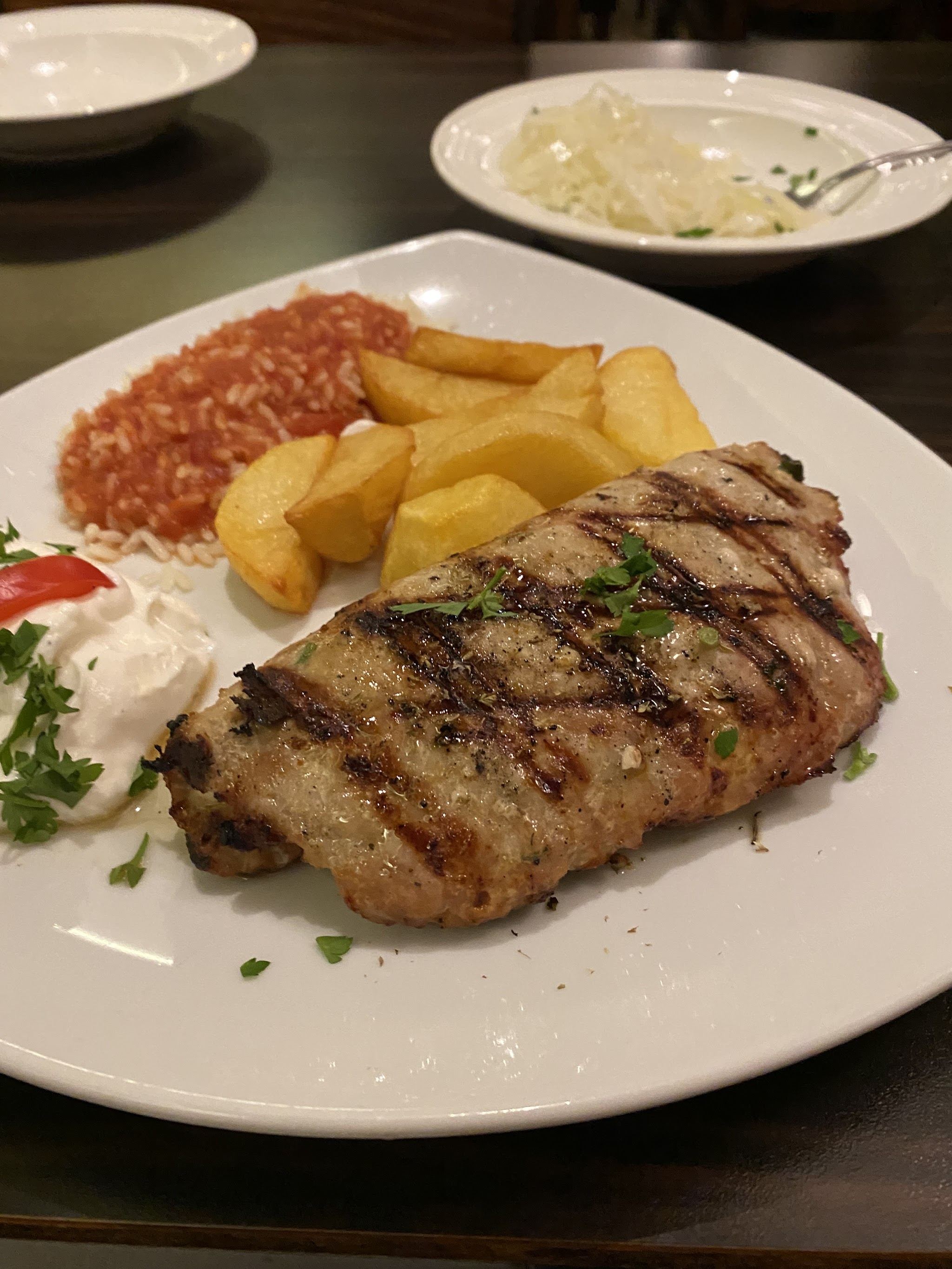 Gegrilltes Schweinekotelett mit Beilagen
