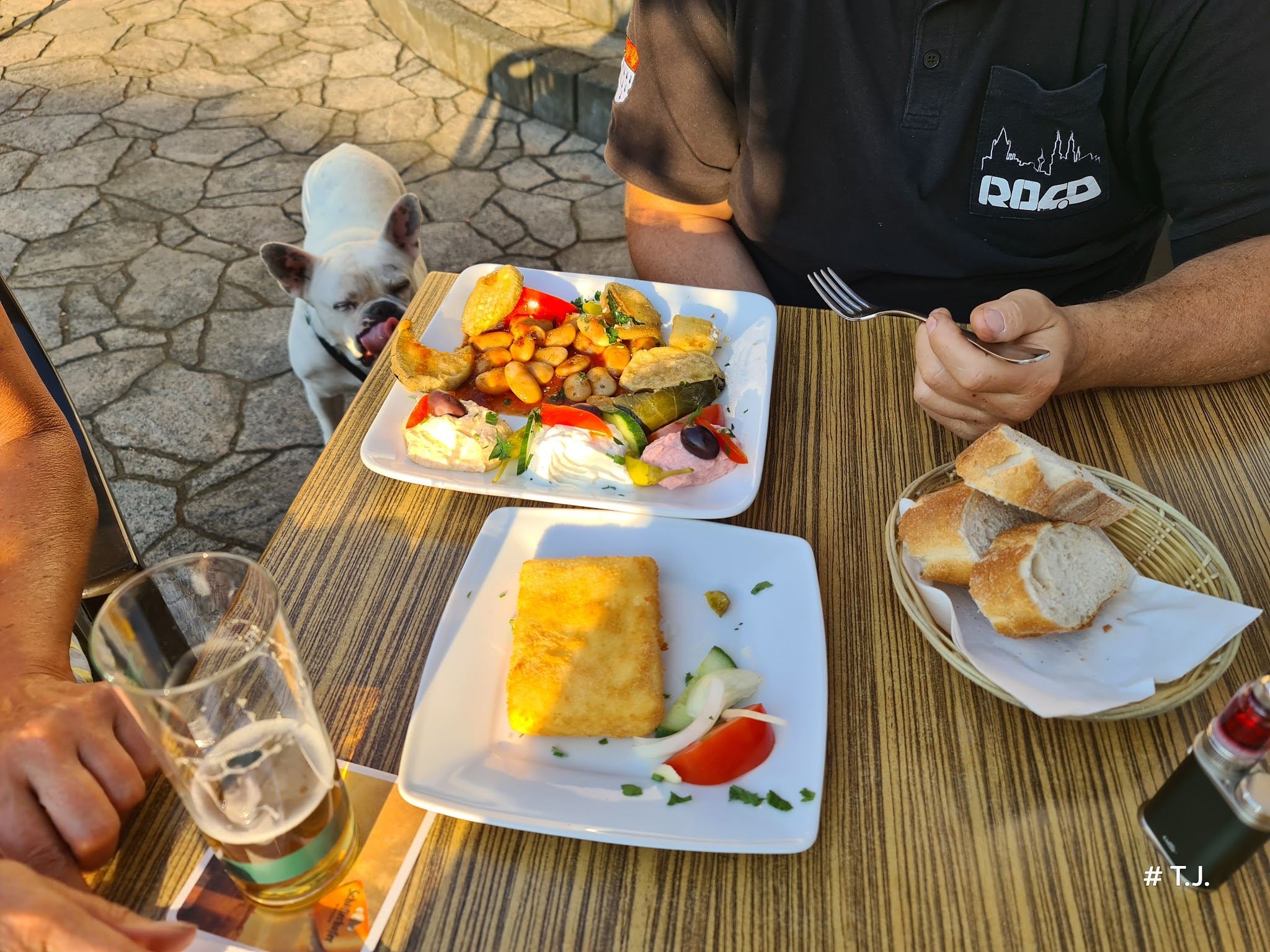 Griechische Mezedes-Platte mit Brot