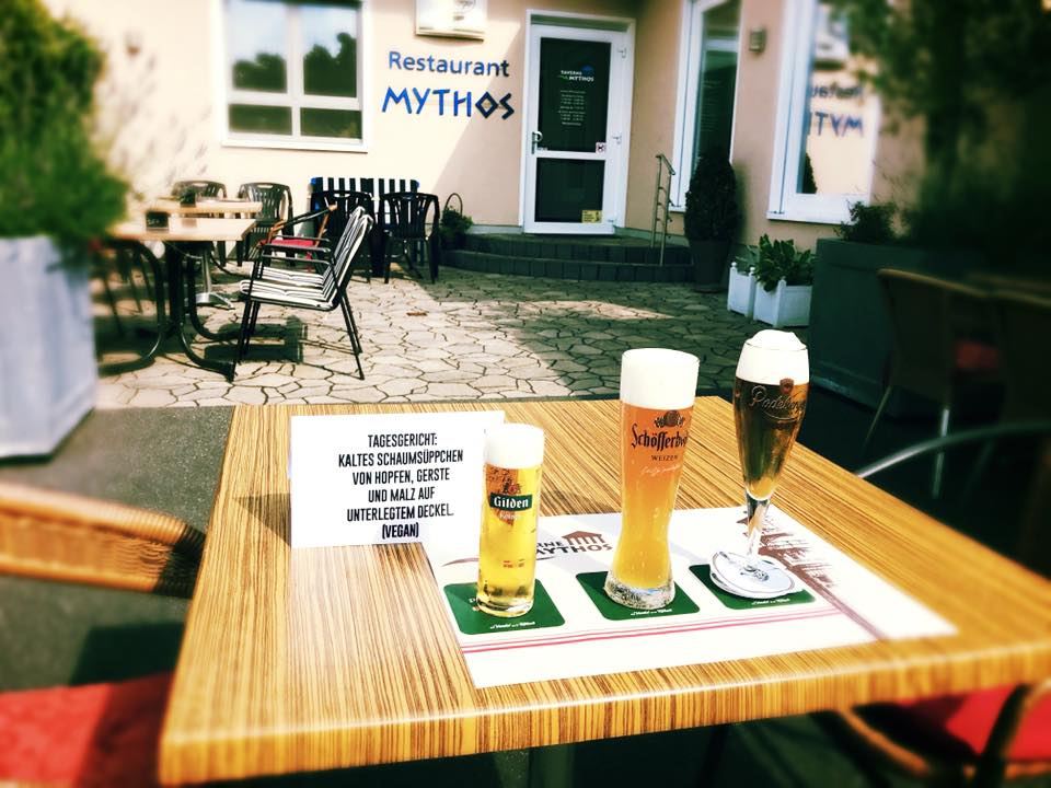 Terrasse vor dem Eingang der Taverne Mythos
