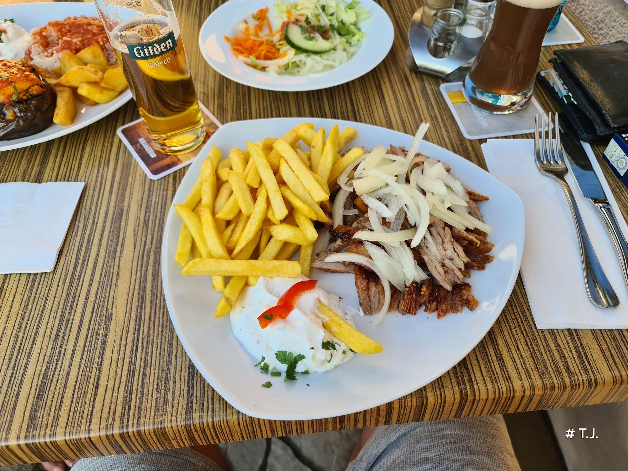 Gyros-Teller mit Pommes und Zwiebeln