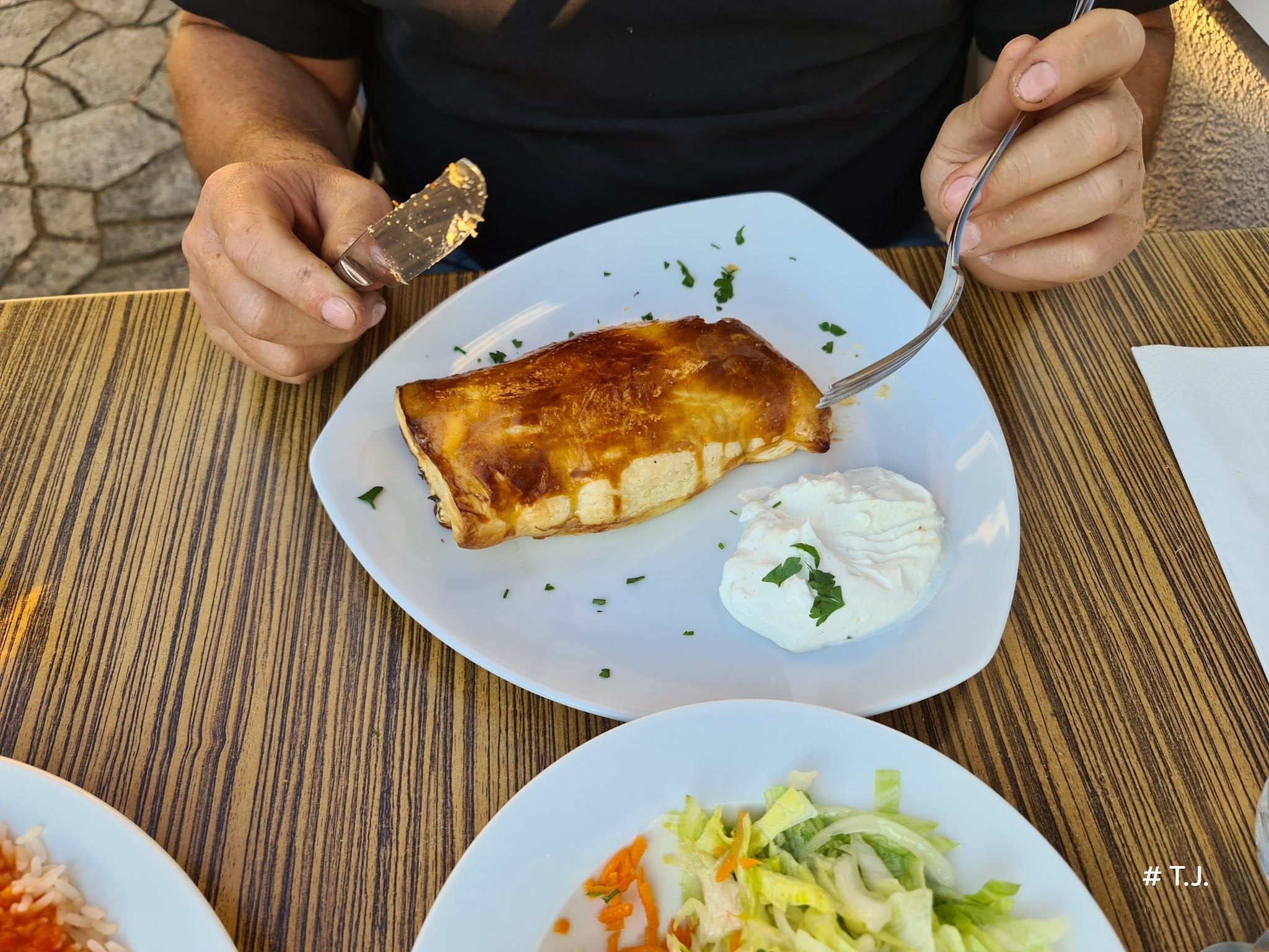 Überbackene Käsespezialität mit Tzatziki