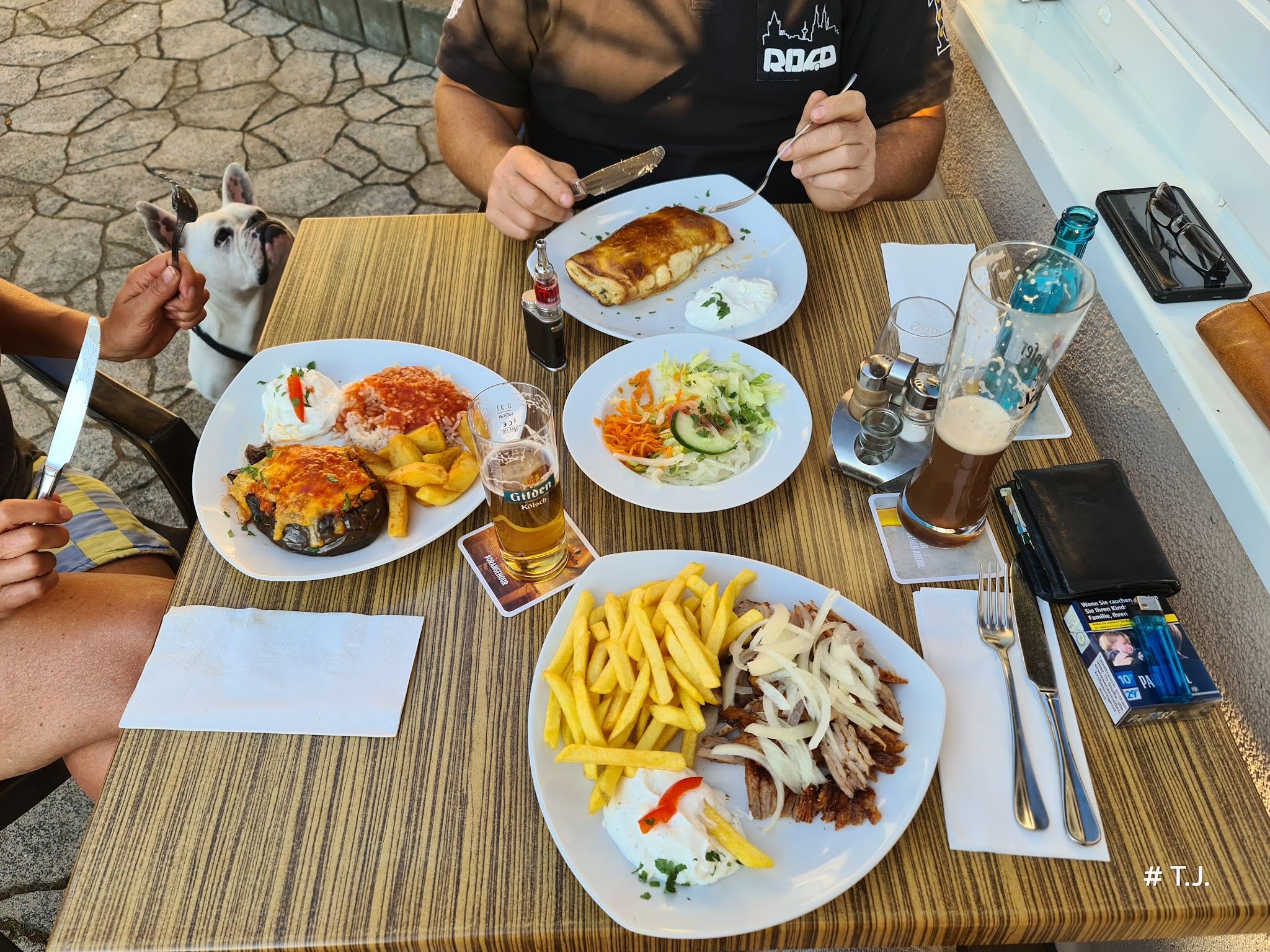 Tisch voller griechischer Gerichte auf der Terrasse der Taverne Mythos