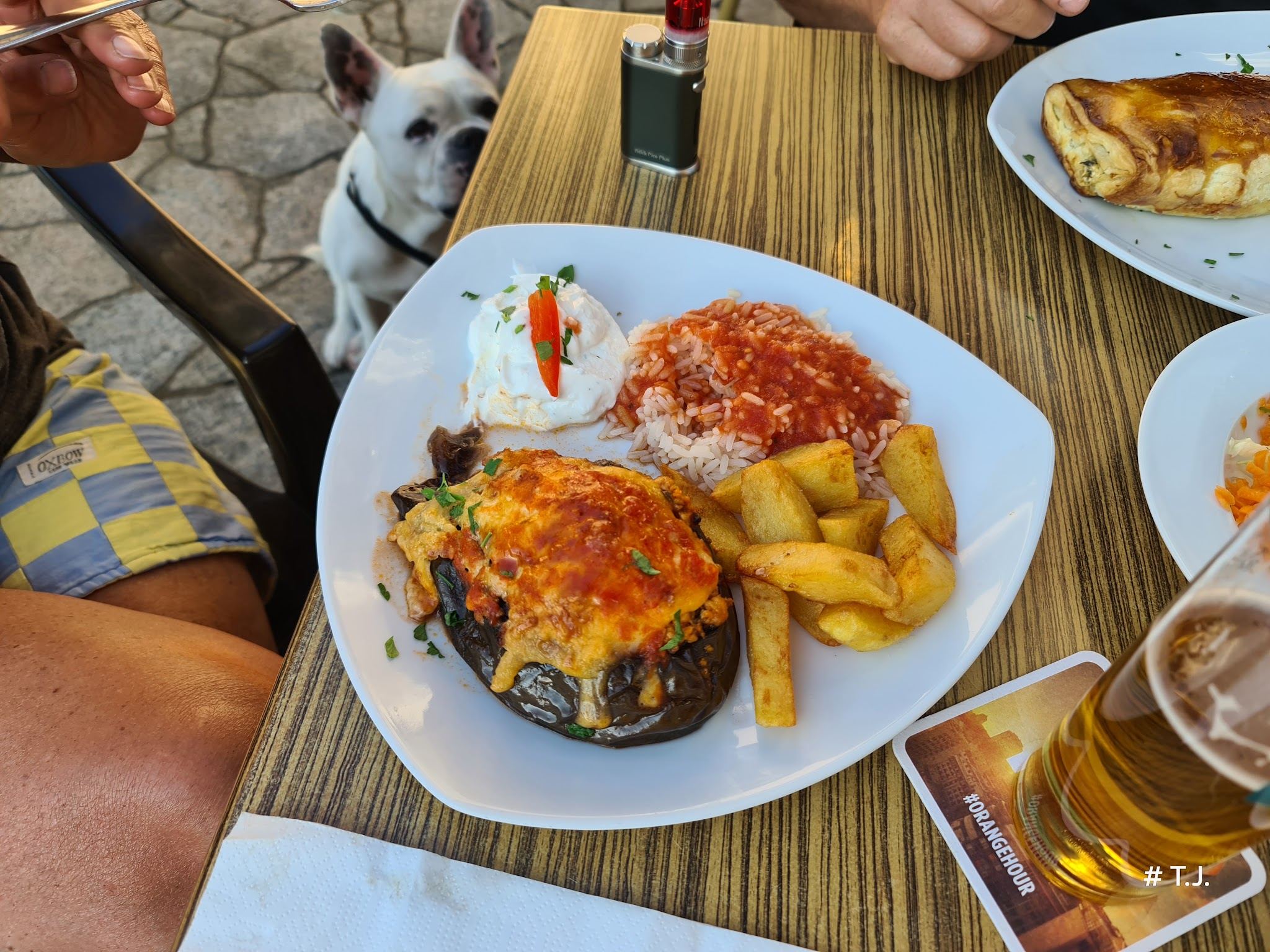 Überbackene Aubergine mit Reis und Pommes
